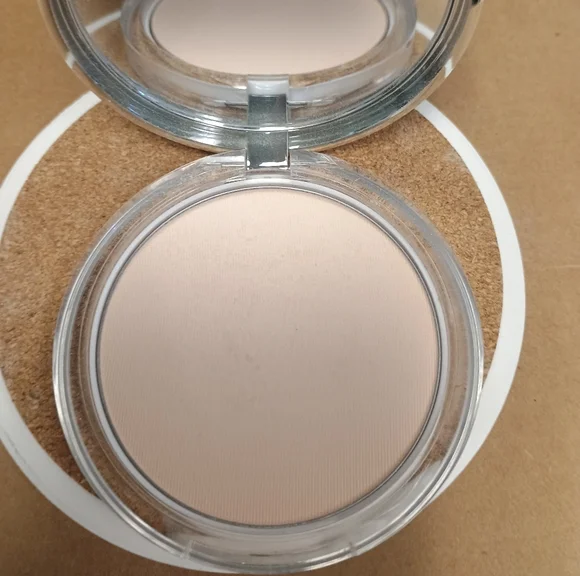 Clinique Pressed Powder- Stay Buff 01 - Picture 3 of 3